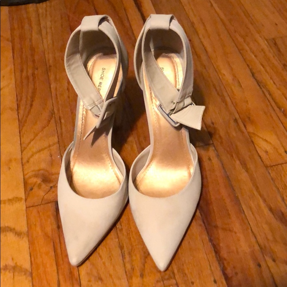 Cream/Tan Pointed Toe Heels